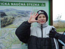 Pitr�s p�ed cedul�, v�imn�te si, jak je tam um�le p�idr�ov�n:)