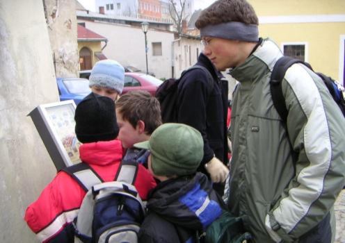 Mluv�c� tabule p�ed Zadn� synagogou v �idovsk�m m�st� ... modern� v�k, to je na�e!