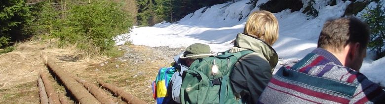 Na lesn� cest� na kl�d�ch a na slun��ku.